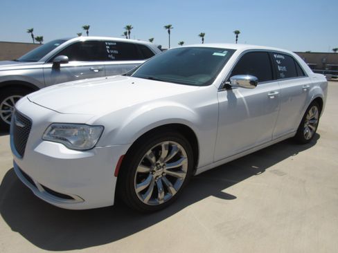 Used 2018 Chrysler 300 Touring w/ Chrome Appearance Package RWD image 1