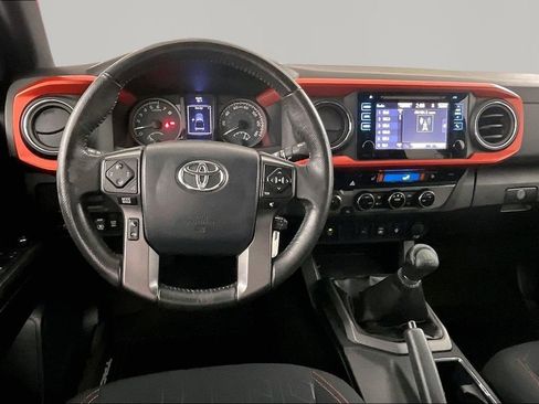 Used 2017 Toyota Tacoma TRD Off-Road w/ Premium & Technology Package image 8