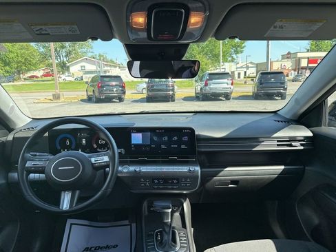 Used 2025 Hyundai Kona SEL FWD image 2