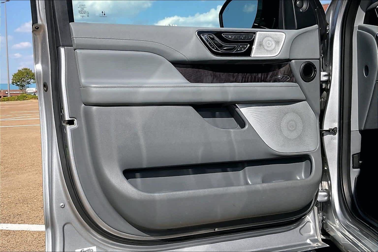 Used 2020 Lincoln Navigator L Reserve w/ Luxury Package AWD/4WD image 25