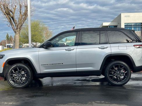 New 2025 Jeep Grand Cherokee Limited image 7