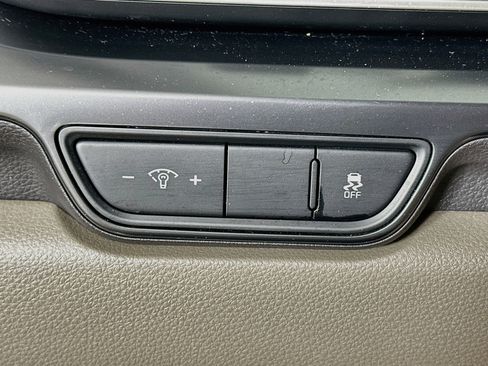 Used 2025 Kia Carnival FWD image 17