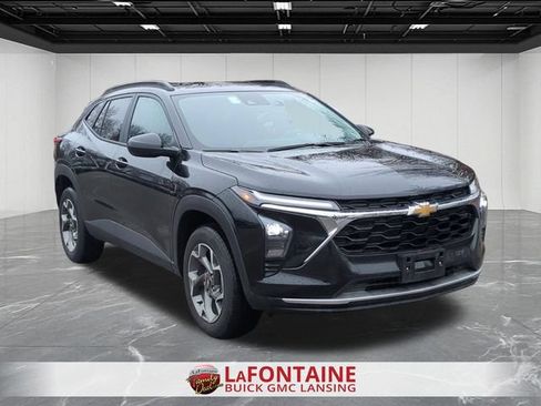 Used 2025 Chevrolet Trax LT FWD image 2