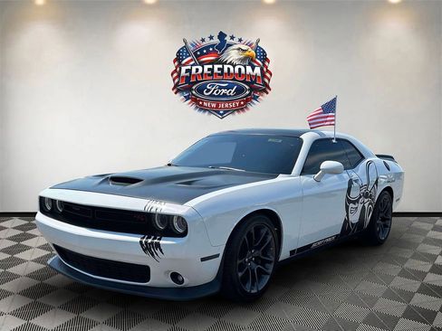 Used 2022 Dodge Challenger R/T Scat Pack w/ Plus Package RWD image 2