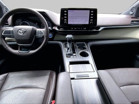 Certified 2024 Toyota Sienna Platinum FWD image 15