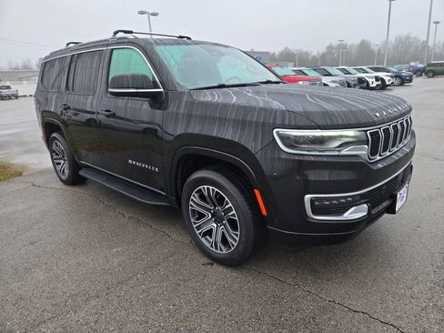 Used 2023 Jeep Wagoneer Base w/ Premium Group I image 2