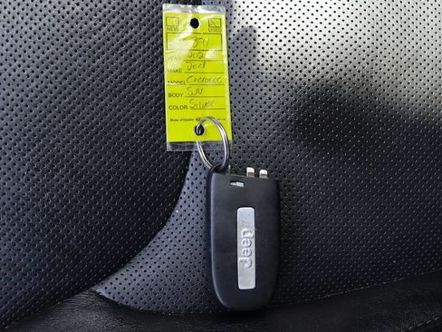 Used 2020 Jeep Cherokee Limited FWD image 59