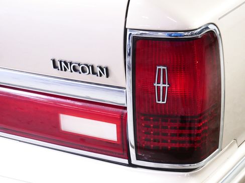 Used 1993 Lincoln Town Car Signature RWD image 17