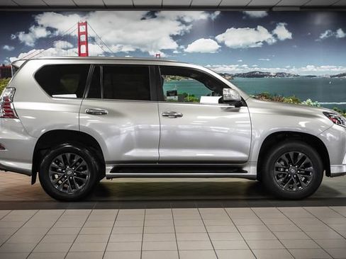 Certified 2023 Lexus GX 460 Premium w/ Premium Package AWD/4WD image 4