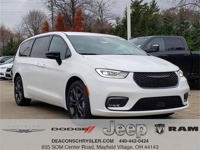 New 2026 Chrysler Pacifica Select