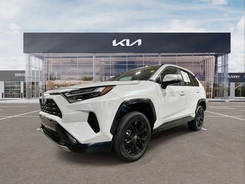 Used 2023 Toyota RAV4 SE image 4