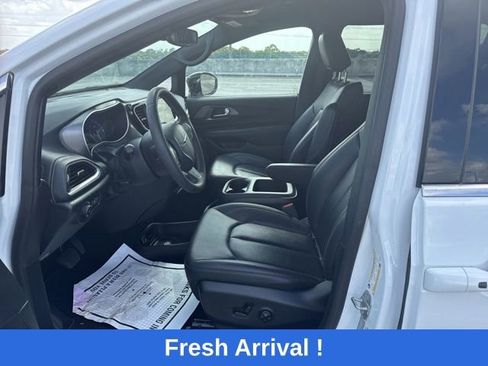 Used 2025 Chrysler Pacifica Select FWD image 2