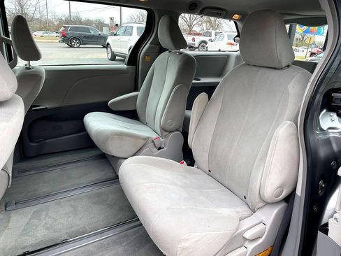 Used 2012 Toyota Sienna w/ Towing Pkg FWD image 10