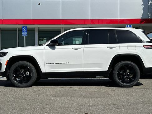 Used 2022 Jeep Grand Cherokee Altitude AWD/4WD image 5
