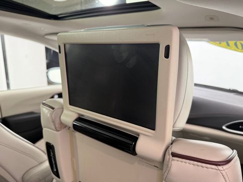 Used 2018 Chrysler Pacifica Limited FWD image 27