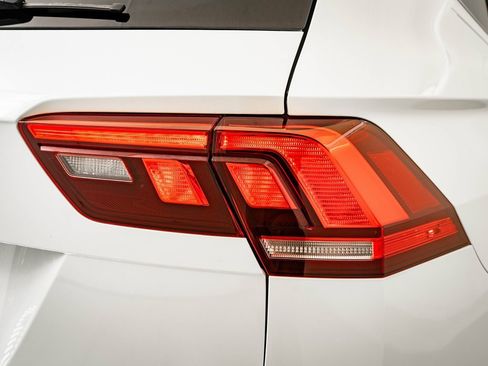 Used 2023 Volkswagen Tiguan SE w/ Panoramic Sunroof Package image 9