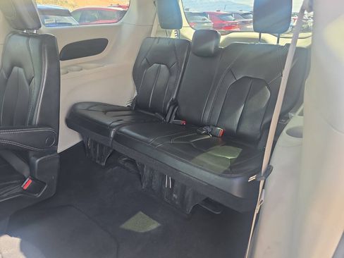 Used 2023 Chrysler Pacifica Touring-L FWD image 20