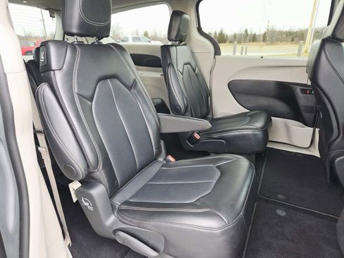 Used 2024 Chrysler Pacifica Touring-L image 16