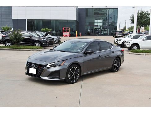 Used 2024 Nissan Altima 2.5 SR image 2