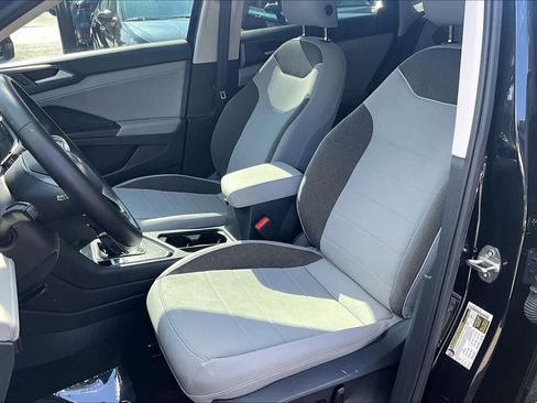 Used 2024 Volkswagen Taos SE w/ Panoramic Sunroof Package FWD image 9