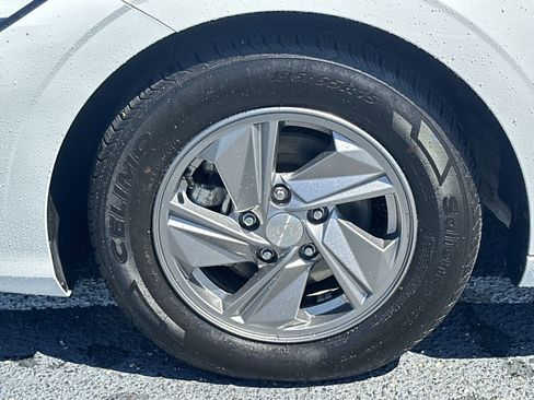 Used 2025 Hyundai Elantra SE FWD image 13