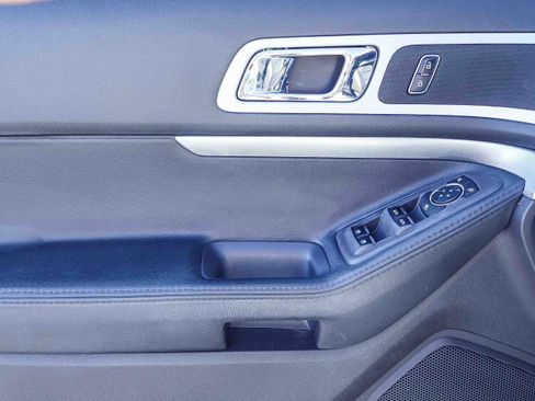 Used 2015 Ford Explorer XLT image 8