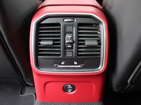 Used 2025 Porsche Macan image 32