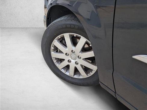 Used 2014 Chrysler Town & Country Touring image 10