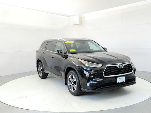 Certified 2024 Toyota Highlander XLE AWD/4WD image 1