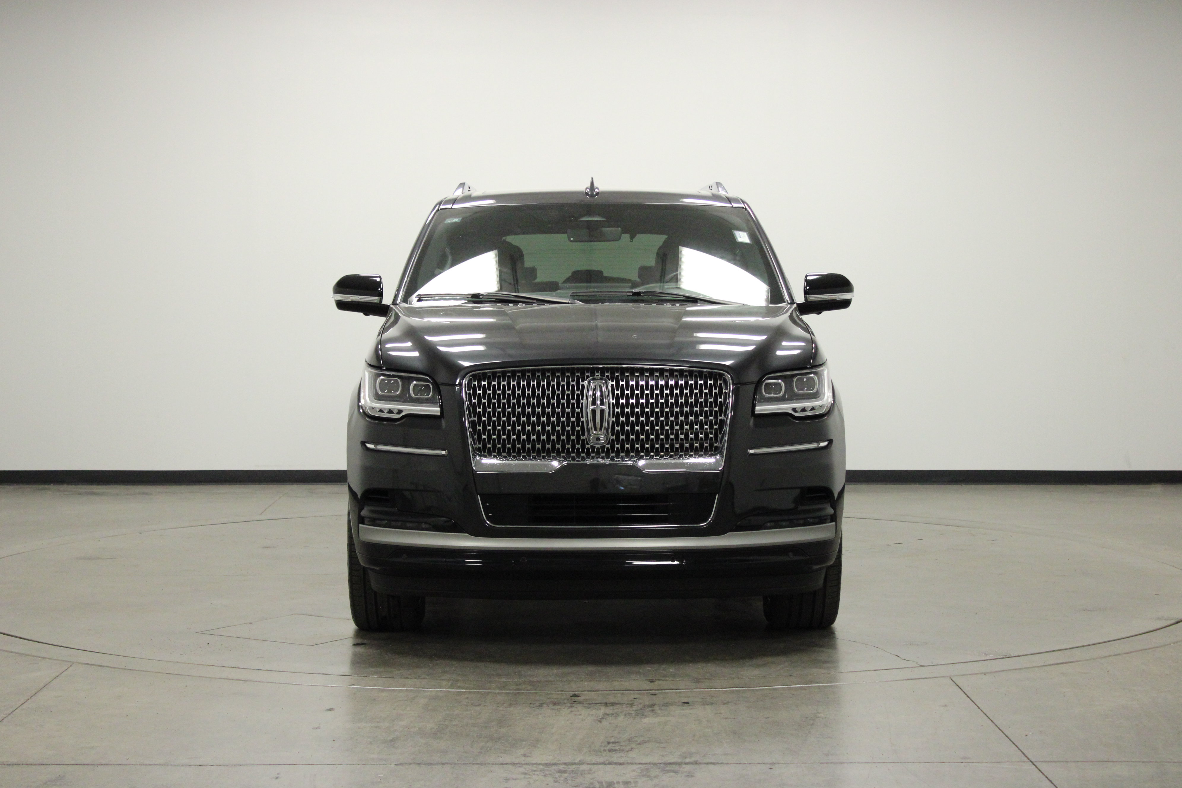 Used 2024 Lincoln Navigator Reserve AWD/4WD image 3