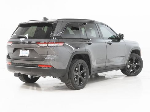 Used 2025 Jeep Grand Cherokee Altitude AWD/4WD image 31