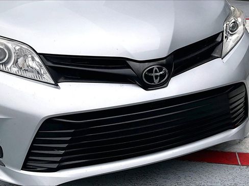 Used 2019 Toyota Sienna L image 31