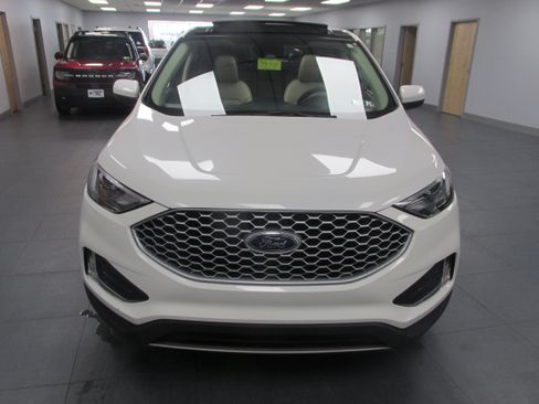Certified 2023 Ford Edge SEL w/ Convenience Package AWD/4WD image 2