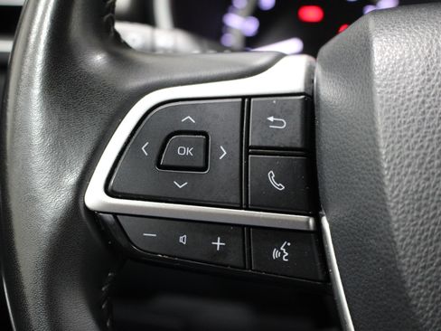 Used 2024 Toyota Highlander XLE AWD/4WD image 11