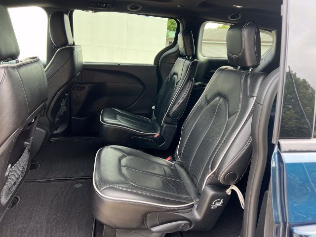 Used 2025 Chrysler Pacifica Limited FWD image 5