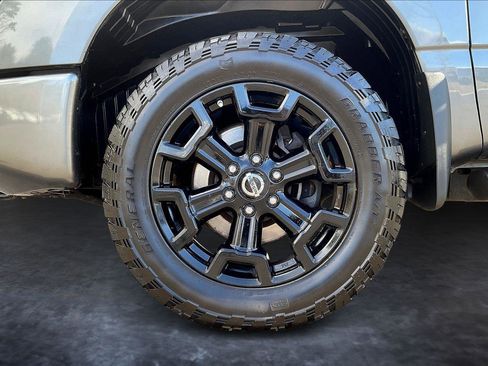 Used 2019 Nissan Titan SV w/ SV Convenience Package image 8