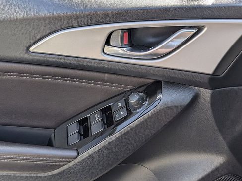 Used 2018 MAZDA MAZDA3 Touring FWD image 7