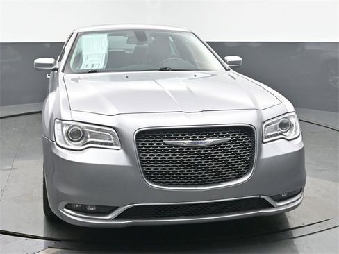 Used 2017 Chrysler 300 C image 8