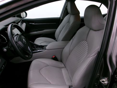 Used 2020 Toyota Camry SE image 6