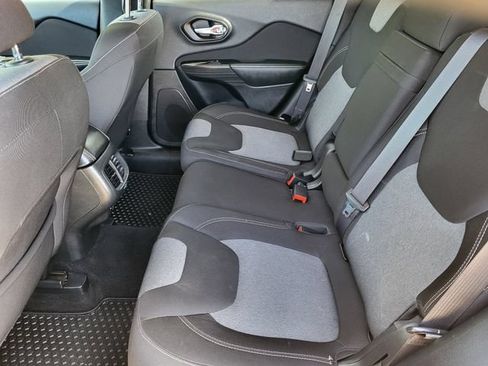 Used 2014 Jeep Cherokee Latitude w/ Cold Weather Group FWD image 21
