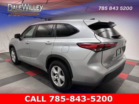 Used 2023 Toyota Highlander LE image 4