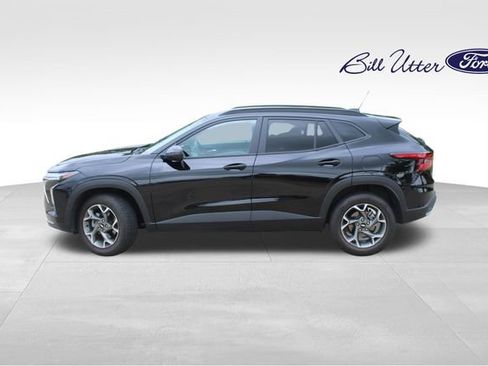 Used 2025 Chevrolet Trax LT FWD image 8