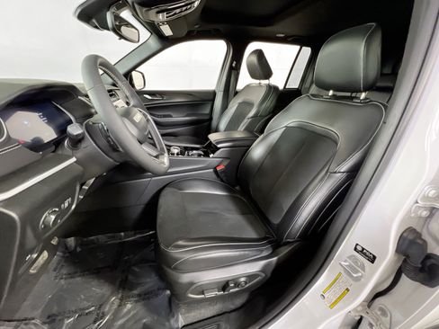 Used 2023 Jeep Grand Cherokee Altitude AWD/4WD image 20