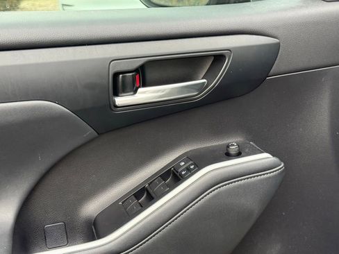 Used 2021 Toyota Highlander XLE image 5