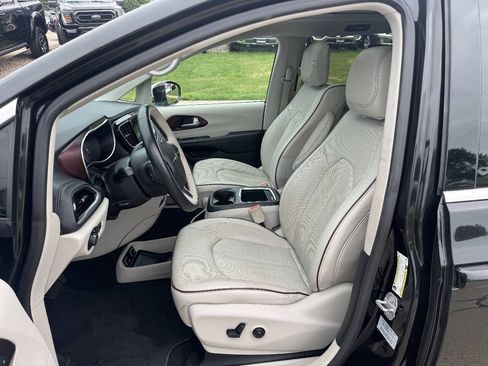 Used 2017 Chrysler Pacifica Limited FWD image 8