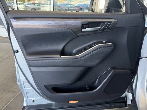 Used 2023 Toyota Highlander Platinum FWD image 18