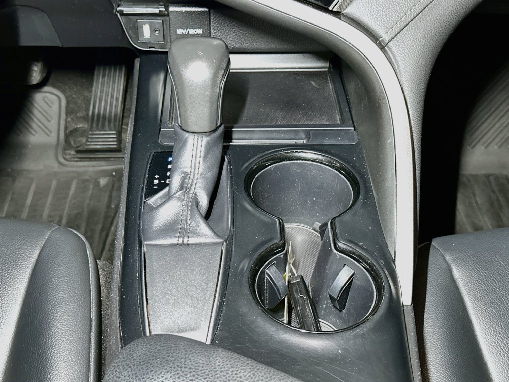 Used 2019 Toyota Camry SE w/ Convenience Package FWD image 17