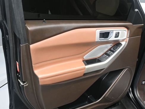 Used 2021 Ford Explorer King Ranch w/ Premium Technology Package image 13