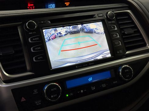 Used 2019 Toyota Highlander XLE AWD/4WD image 25