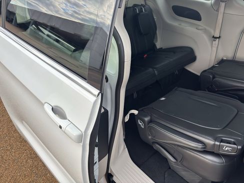 Used 2024 Chrysler Pacifica Touring-L image 16